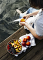 what a great place to peel & eat your fruit…. on the dock. #赏味期限#