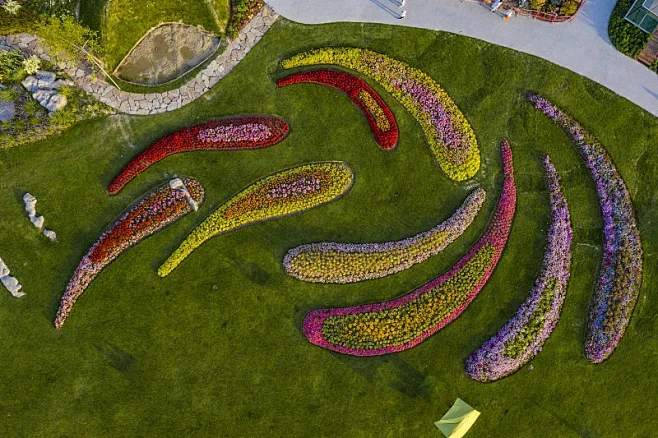奉贤泡泡公园烟花造型的艺术花圃图片下载
