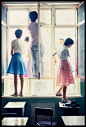 #她写真# 图片摄影：任曙林
《八十年代中学生》拍摄于1979—1989年间，跨越了上世纪的整个80年代。彼时的任曙林25岁，正站在青春的尾巴上，他走入了北京的中学校园，一拍就是10年。留下了八十年代中学生一段青春的影像记录，一个理想主义时代最后的背影。