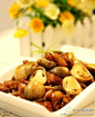 #美食DIY#【草菇炒鸡腿肉】1.草菇洗净切半，将鸡腿去骨，切丝。2.将鸡丝放入碗中，加入适量的生抽、老抽、生粉、鸡粉、胡椒粉、砂糖、麻油和清水，拌匀腌制30分钟。3.热油锅，爆香蒜头，放入鸡丝煸炒至鸡丝八分熟。4.放入草菇，倒入芡汁(利用腌制鸡丝碗里的酱汁)煸炒至收汁，即可关火上碟。