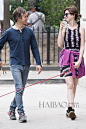 当地时间7月15日，安妮·海瑟薇 (Anne Hathaway) 与丈夫Adam Shulman牵狗狗在纽约外出散步。