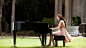人们1920-X1080女人黑发长发女人户外歌手赤脚穿着米莉赛勒斯弹钢琴坐在草地上_素材--高端人物生活 _T2018731 #率叶插件，让花瓣网更好用#