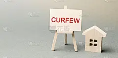 一张写着宵禁和房子的海报。禁止在一天的特定时间出现在街道和公共场所。冠状病毒大流行感染COVID -