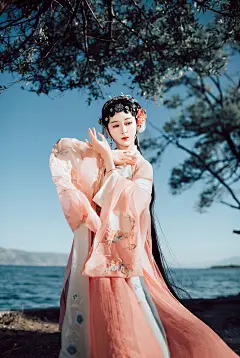 兰花指拈红尘似水， 三尺红台万事入歌吹。 出镜/司音儿 汉服摄影/古风写真