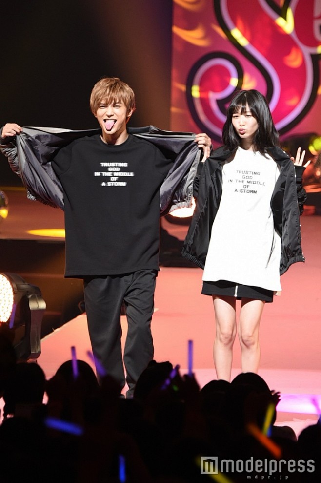 Seventeen 夏の学園祭2016」に出演した吉沢亮＆岡本夏美（C）モデルプレス