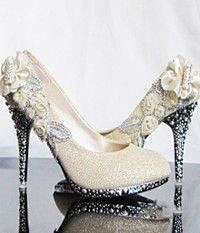 喜爱玫瑰雨采集到水晶镶钻婚鞋