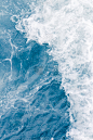 夏季涨潮时的浅蓝色海浪，抽象的海洋背景