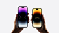 双手拿着 6.7 英寸 iPhone 14 Pro Max 和 6.1 英寸 iPhone 14 Pro 并排比较大小。