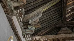 黑敀的微博_微博 【开善寺大殿】
颇有大唐风范的辽代木构给人以最直观的感受就是「严整」二字  
开善寺大殿为辽代遗构 为《营造法式》中所称的五间六椽四阿造 当心间后乳袱对四椽袱用三柱 次间前后三椽袱用中柱 大殿为厅堂结构 减柱移柱并用 殿内仅用柱四根