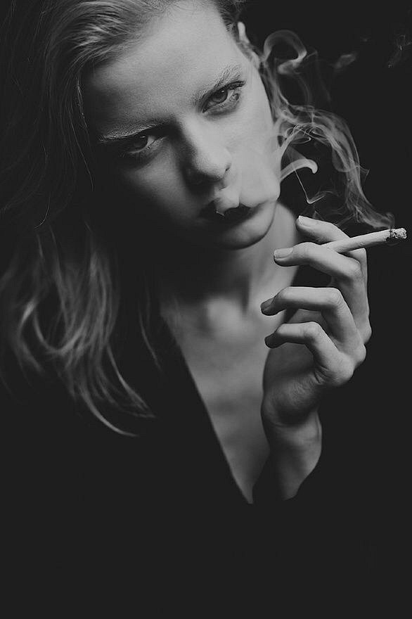 总觉得会抽烟的女人特别有内涵也很有气质她们仿佛有说不完的故事