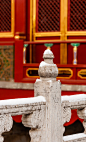 红墙白瓦，一夜梦回紫禁城。初雪的故宫，别样的美。via：故宫博物院 #故宫的雪# ​​​​