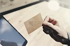 特写显示空白工艺名片，手握现代
