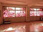 日本艺术 家Yosuke Tan 邀请小名浜港 Iwaki Sogo 高中的毕业生重回校园，用了 27 升颜料，在教室的窗户印上粉色手印，组成一幅幅壮观的樱花盛开图。