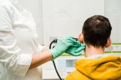 对医疗机构中的一名少年进行预防性检查。耳鼻喉科学家医生儿科医生