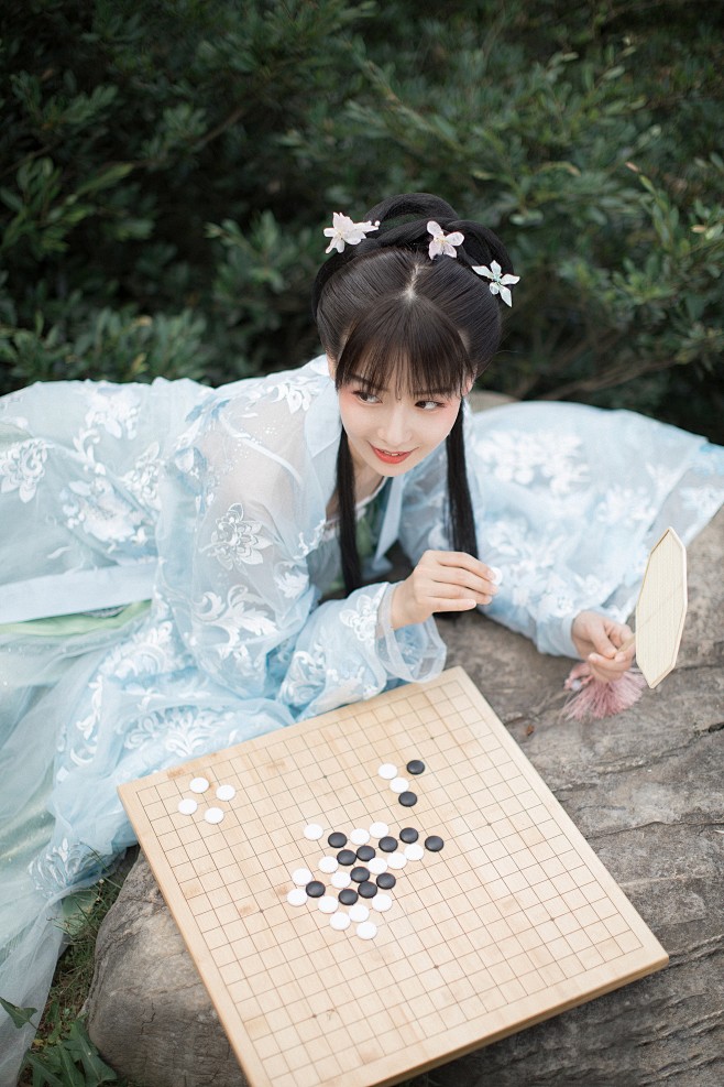 莫听凡歌春病酒，休招闲客夜贪棋。
如松匪...