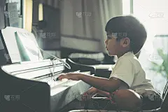 小男孩在家里玩钢琴和音乐平板电脑
