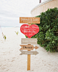 个性婚礼定制元素之婚礼上的个性指示牌 : 婚礼上为来宾们指明道路的指示牌，也是婚礼布置中不能忽略的小细节，个性、独特的指示牌，除了之路外，还能表达婚礼特色、主题和呈现婚礼相关的信息。