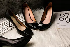 黑色高跟皮鞋鞋子鞋女鞋摄影图