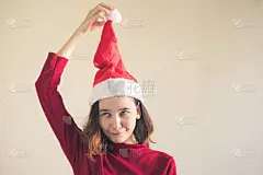 肖像快乐的亚洲妇女穿着红色的圣诞帽和红色毛衣。