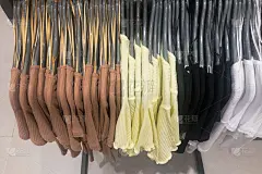 商店里的服装陈列。挂在衣架上的彩色衬衫。时尚的形象