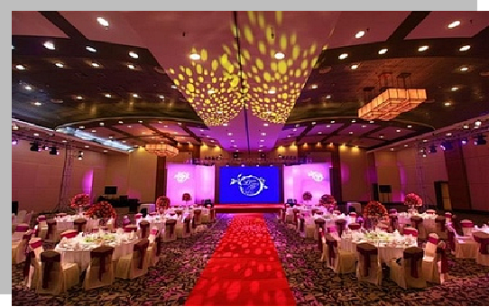 在场地原有的灯光舞台基础上,增添舞台两侧侧翼背景板及效果灯光部分,