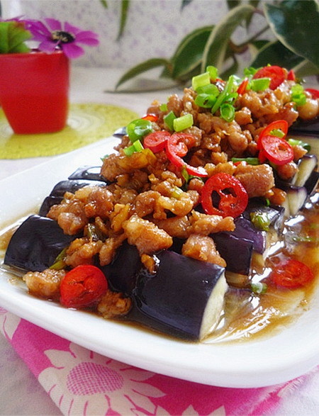 荤素搭配更健康----肉末蒸茄子

茄子...