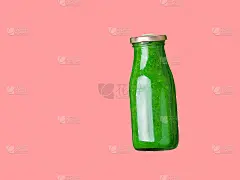 玻璃瓶与新鲜的生菠菜，绿色蔬菜水果冰沙孤立在樱桃粉红色的背景。健康的植物性饮食排毒