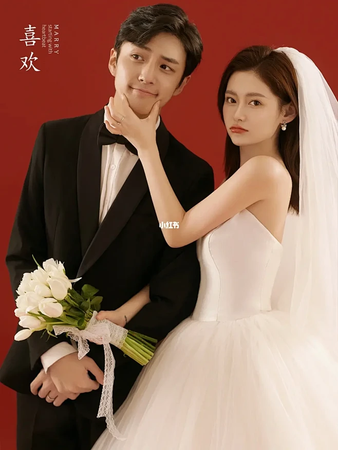 室内红底白纱轻复古婚纱照，甜蜜又高级火