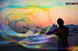 当地时间10月13日，巴西里约热内卢，一名游客在沙滩上玩起肥皂泡沫。