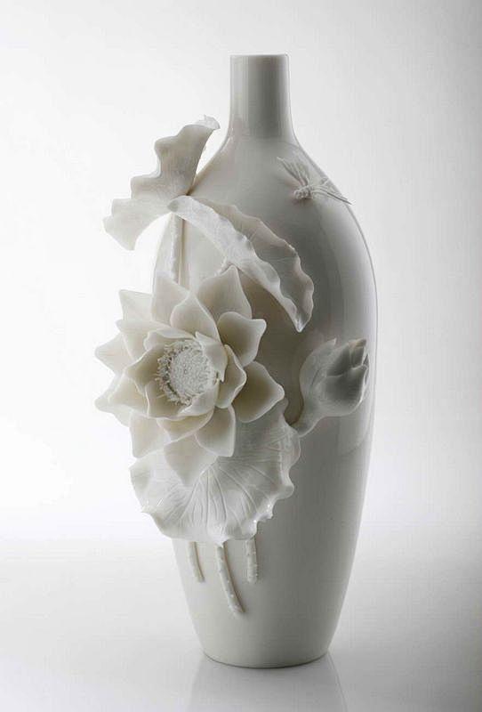 白瓷洁荷浮雕花瓶