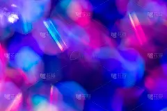 彩虹蓝色闪烁的节日背景与散景灯。庆祝概念的节日和周年