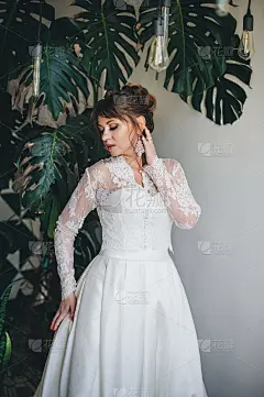 穿着婚纱的漂亮女人在郁闷的生活解放军