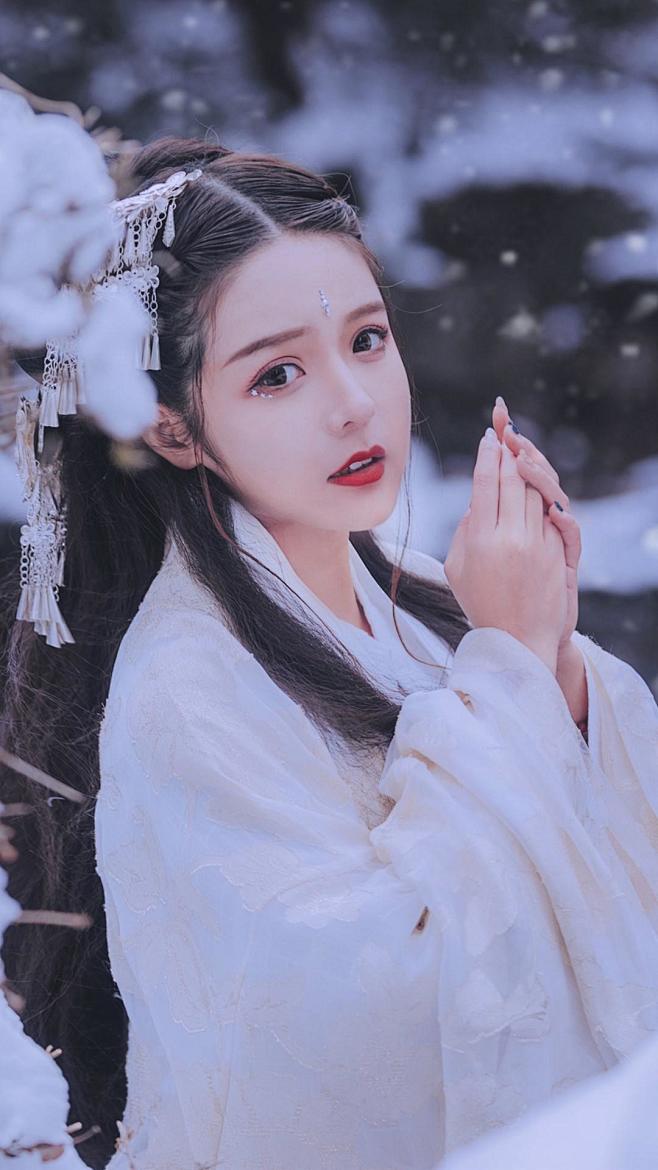 雪里已知春信至，
寒梅点缀琼枝腻，
香脸...