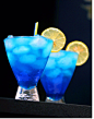 【蓝色珊瑚礁Blue Lagoon】清新的蓝色，犹如浪漫的沙滩与海浪~材 料：伏特加60毫升、蓝色橙皮酒30毫升、凤梨汁60毫升、柑橘酒3-5毫升、凤梨带皮切片 制作：将所有材料与碎冰放入雪克壶中充分摇匀后，过滤倒入冷却的鸡尾酒杯，最后放上凤梨片做装饰即可