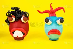 复活节彩蛋卡通人物与橡皮泥的眼睛，嘴和头发有一个富有表情的脸