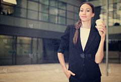 一幅穿着西装的女商人的画像