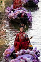 刷到上周绍兴搞了这种乌篷船载花巡游。

挺有氛围，不知道是不是固定的旅游项目。是的话去的时候要看看。（但看起来又像婚礼诶……是婚礼的话大概就不能遇到了吧） ​​​​