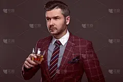 一幅穿着昂贵西装的优雅野蛮男人的画像