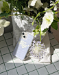 Photo by HOWIE : 하우위 on April 07, 2023. May be an image of phone and baby's-breath.