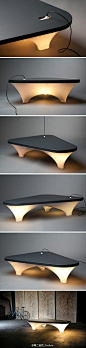 荷兰工业设计师 Han Koning设计的可以当作照明使用的三边桌，支撑部位采用塑料材料。