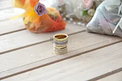 结婚戒指和鲜花