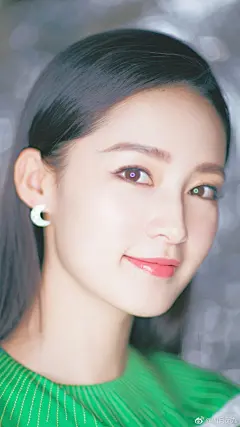 #李沁# 

李沁 壁纸

盈盈绿意，柳腰伊人

@李沁  午美 ​​​​