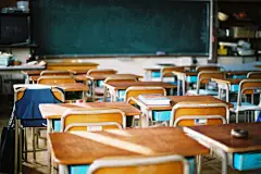 不要再把大学校园当成你搁浅理想的最后避难所和温床，否则毕业后你真的会觉得自己一无所有。
