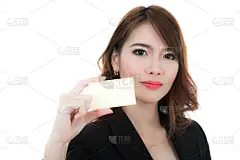 女商人拿着一张白色背景的空白名片