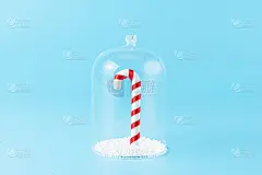 蓝色背景下的玻璃穹顶下的圣诞糖果。最小的新年壁纸。假日自我隔离和冠状病毒大流行概念。