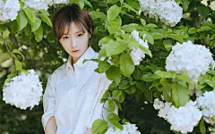 气质短发美女户外写真桌面壁纸