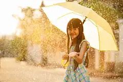 雨中美丽的亚洲女孩macdown高清图片素材，图片，素材，图片设计，插画，插画设计，艺术，创意图片素材，插画雨景，雨景唯美图片，雨景图片素材，高清雨景插画