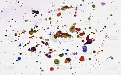 多色水彩颜料在白纸上飞溅。抽象的背景