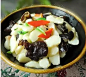 食材：荸荠8个，干黑木耳(泡发后大约200多克)20克，新鲜尖米椒若干，香菜2根，油，盐，白糖，味全高鲜。
做法：
1.荸荠去皮切成片；干黑木耳清水泡发后，用厨房纸吸水控干待用（带水的黑木耳下油锅会炸起）；香菜只取根部，切成小段；米椒叙切成小段。
2.炒锅加热下食用油烧至5成热，下米椒慢慢爆香。
3.放荸荠在油里翻炒几下，接着下黑木耳同炒。
4.炒至黑木耳有一点软塌，放白糖、盐和香菜根，炒匀锅中所有物，最后加味全高鲜即可起锅。