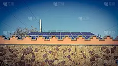 太阳能板安装在建筑物上，阳光洒落在上面，这是一种环保的可再生能源，廉价而现代的发电方式
